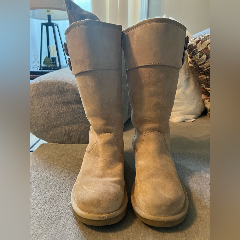 Ugg Australia Tall Tan/beige Boot. Size 8. Fur lines. Zipper
